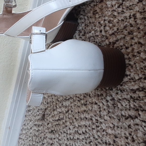 White heels - Picture 3 of 4